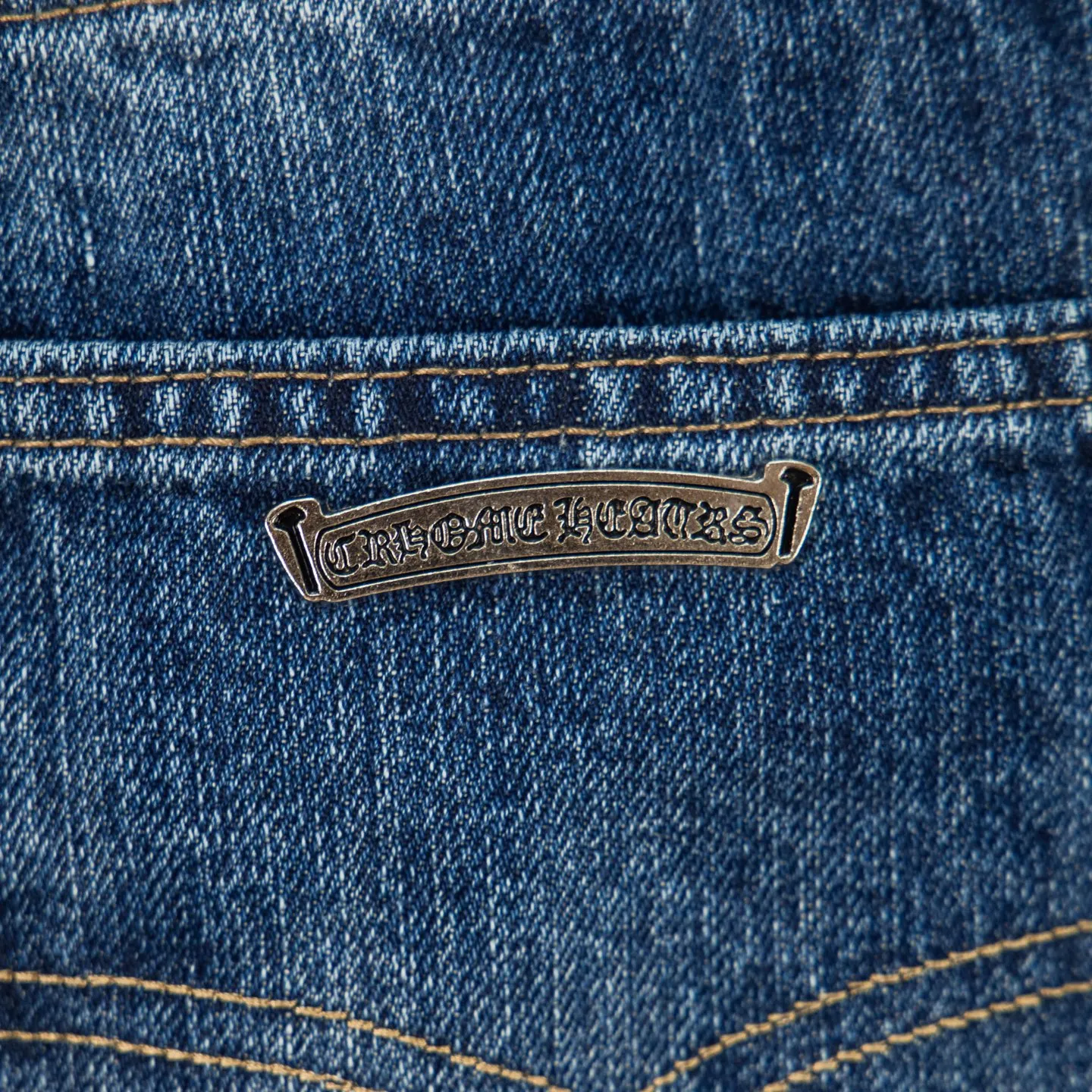 P260 Chrome Hearts Miami-limited blue pants, blue leather cross couple jeans, hot trend this season, sought after by countless celebrities and fashionistas. The neat details of the cutting process add color to the playful fashion! The neat and meticulous design, and the well-fitting structure is unique. The upper body not only has outstanding recognition, but also looks younger and younger. A style with the ultimate wearing meaning and performance, gorgeous color matching, and the craftsmanship of this style is also extremely extraordinary. After the finished product is washed, it is disassembled and hand-made with sheepskin cross leather and then spliced ​​together to complete. The whole piece has too many craftsmanship to describe. It is decorated with patchwork cross flowers and high-waisted washed jeans! ! Absolutely high-end luxury product, a god-level single product, a super popular product, made by top heavy industry, a magic weapon that cannot be missed to hit the streets. Style number: 1832 Size: 28 30 32 34 36 Color: blue